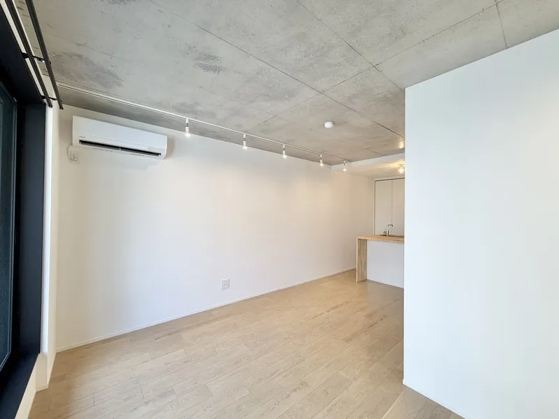 Trias446 - Interior - ["Ceiling", "Flooring", "Floor"]