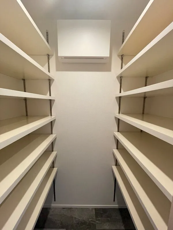 Residia Nihonbashi Bagurocho - Interior - ["Shelving", "Shelf", "Flooring"]
