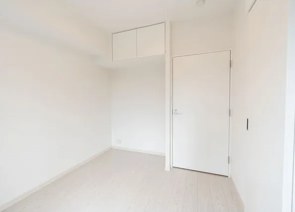 Comforia Oji - Interior - ["Building", "Fixture", "Door"]