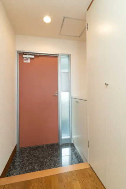 Casa Kuroyanagi - Interior - ["Fixture", "Door", "Wood"]