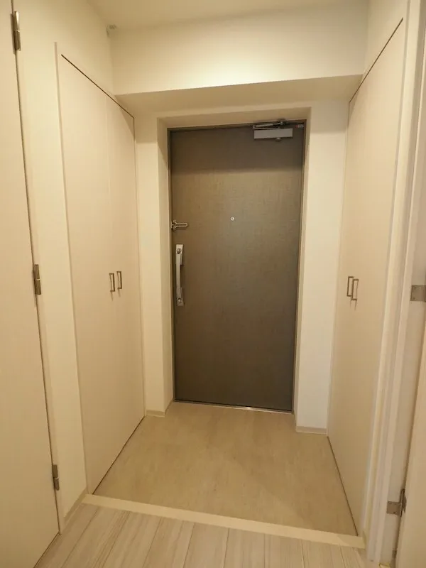 Due Iriya II - Interior - ["Fixture", "Door", "Wood"]