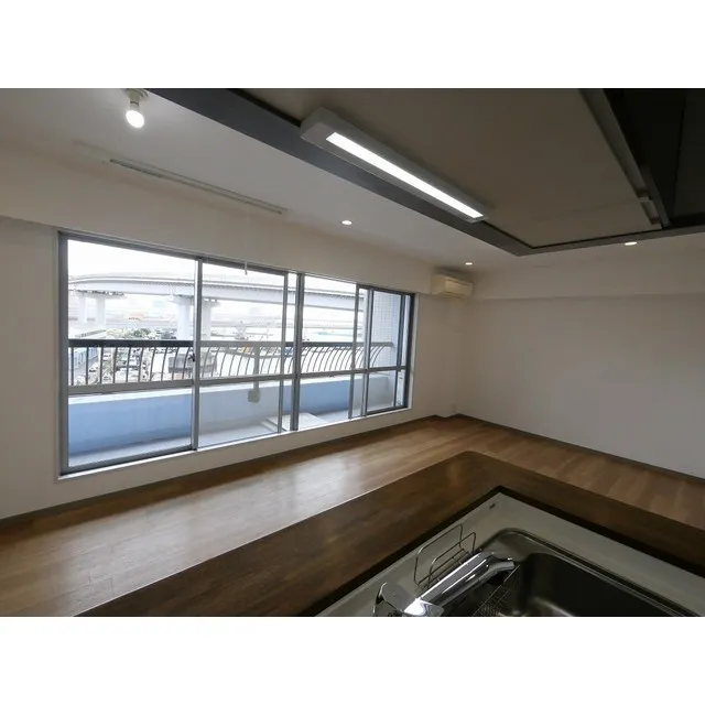 LOOP-M - Interior - ["Window", "Building", "Fixture"]