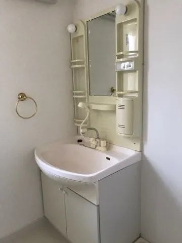 Ks Flat - Interior - ["Plumbing fixture", "Mirror", "Tap"]