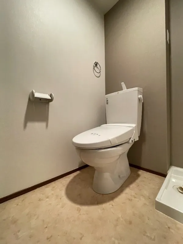 Charon - Interior - ["Toilet seat", "Toilet", "Bathroom"]