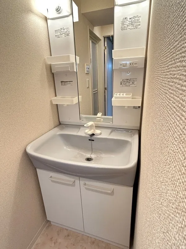 Misuz Court Monzen-Nakacho - Interior - ["Flooring", "Floor", "Plumbing fixture"]