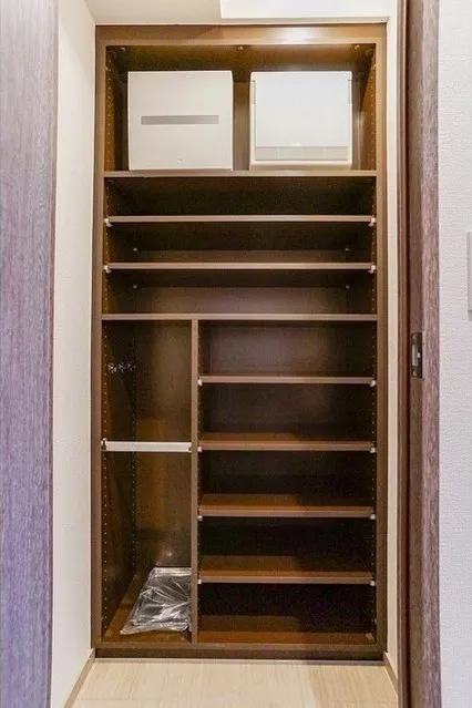 LaSante Bunkyo Sendagi - Interior - ["Furniture", "Shelf", "Rectangle"]