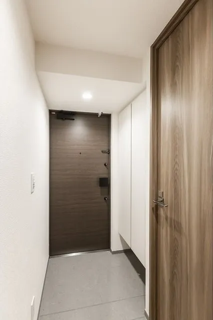 La Sante Ueno - Interior - ["Building", "Door", "Fixture"]