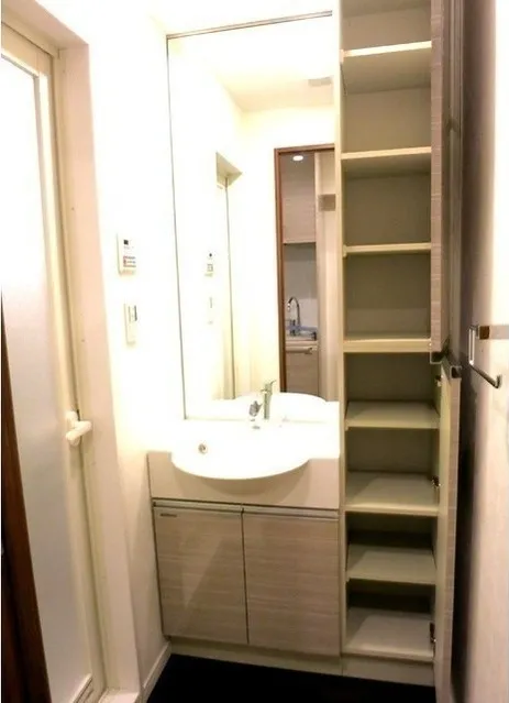 Laurier Ginza - Interior - ["Mirror", "Sink", "Tap"]