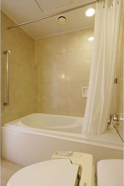 Frontier Residence The Tower Shinagawa - Interior - ["Bathtub", "Plumbing fixture", "Building"]