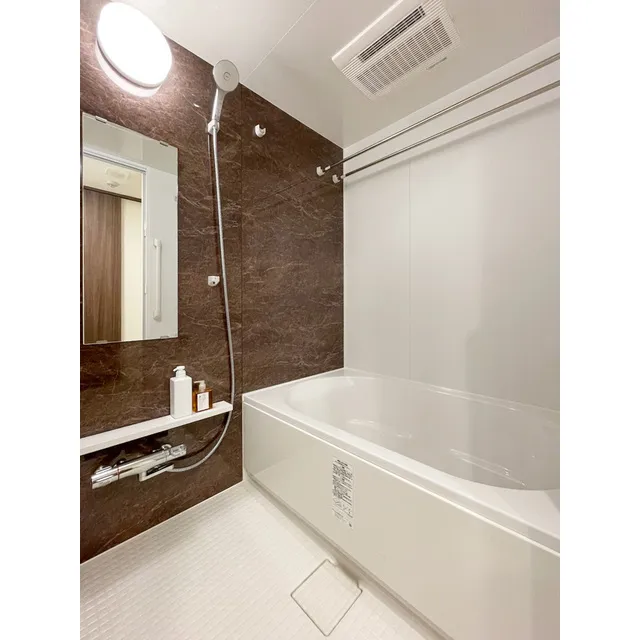 Latiera Ryogoku - Interior - ["Mirror", "Plumbing fixture", "Tap"]