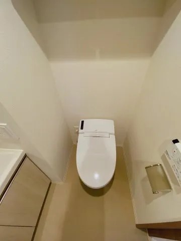 Proud Flat Kiba II - Interior - ["Plumbing fixture", "Toilet", "Wood"]