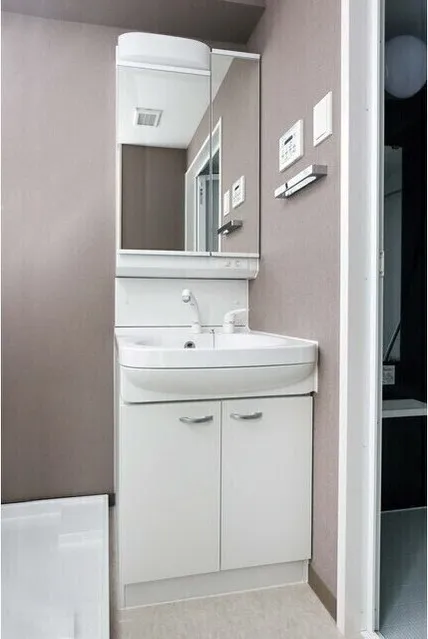 La Douceur Higashikanda - Interior - ["Mirror", "Bathroom cabinet", "Cabinetry"]