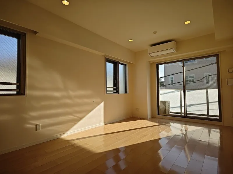 Este Maison Daizawa - Interior - ["Building", "Window", "Fixture"]