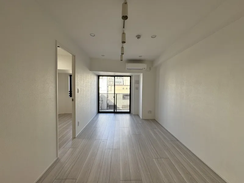 LUMIEC un Iriya - Interior - ["Flooring", "Floor", "Ceiling"]