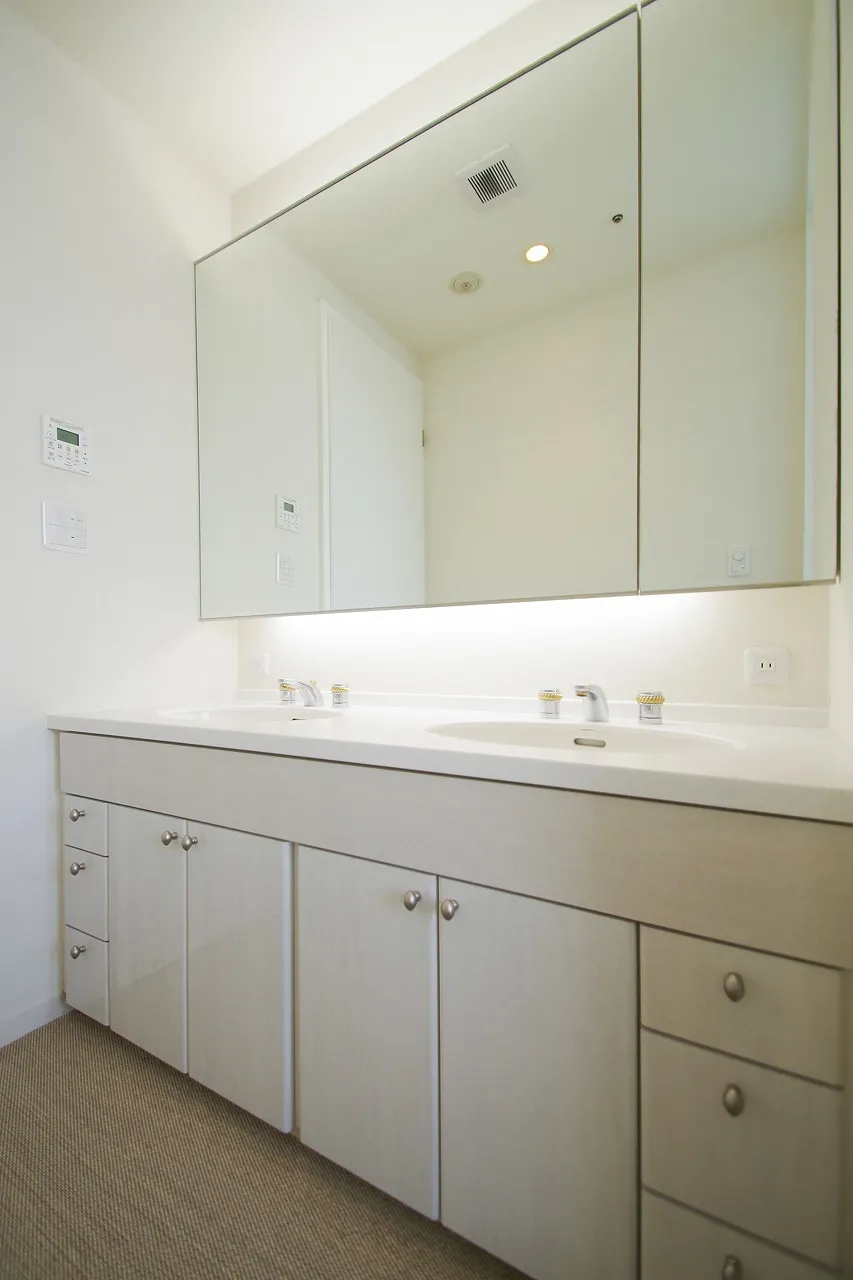 La Tour Shibakoen - Interior - ["Cabinetry", "Furniture", "Countertop"]