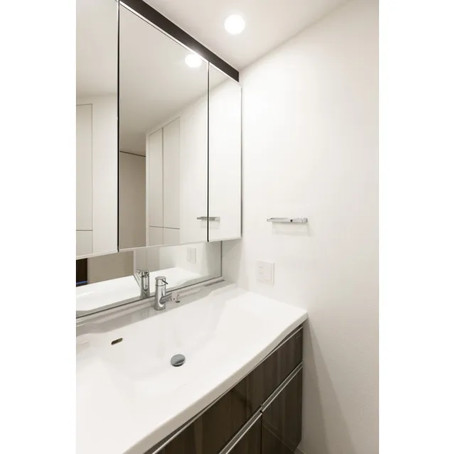 Century Oyamadai Grace - Interior - ["Mirror", "Tap", "Plumbing fixture"]