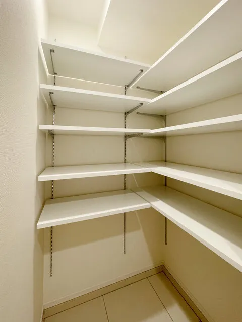 CLK Minamisenju - Interior - ["Flooring", "Floor", "Shelving"]