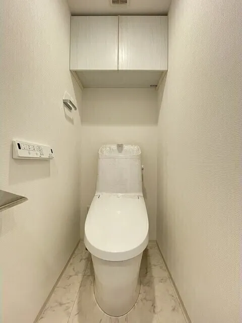 Comforia Liv Ueno - Interior - ["Toilet seat", "Flooring", "Toilet"]