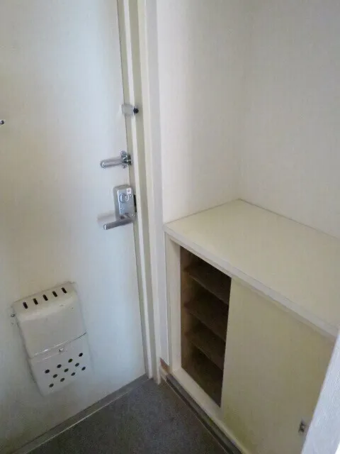 Louis Chatelet Ebisu - Interior - ["Flooring", "Floor", "Shelving"]