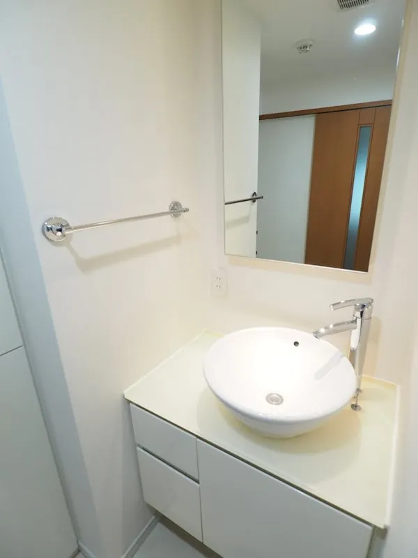 Park Flats Shibuya Daikanyama - Interior - ["Mirror", "Tap", "Bathroom sink"]