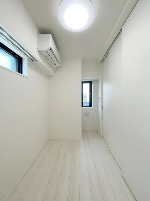 CLK Minamisenju - Interior - ["Flooring", "White", "Ceiling"]