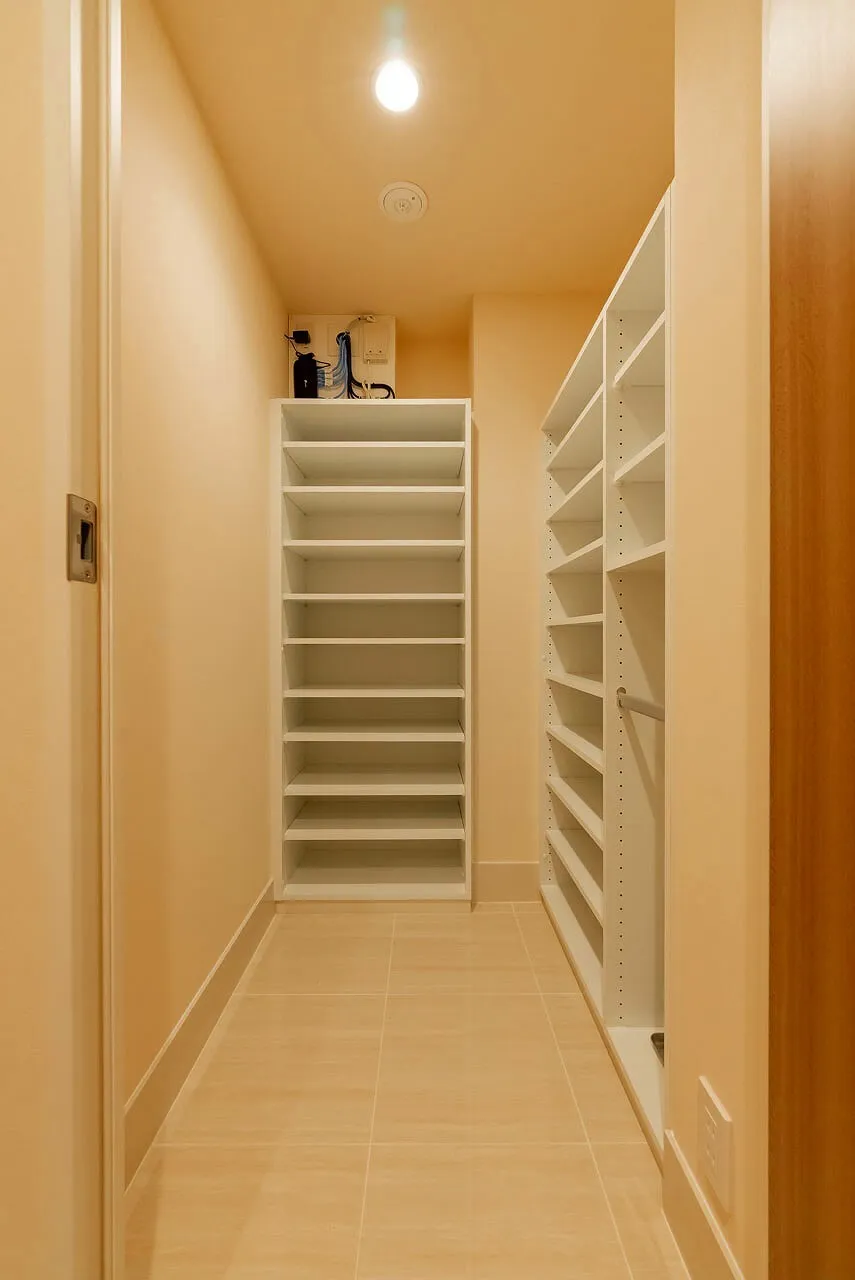 Mita Hijirizaka Garden Residence - Interior - ["Fixture", "Wood", "Door"]