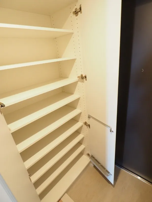 Prince Due Kamiya - Interior - ["Wood", "Shelving", "Flooring"]