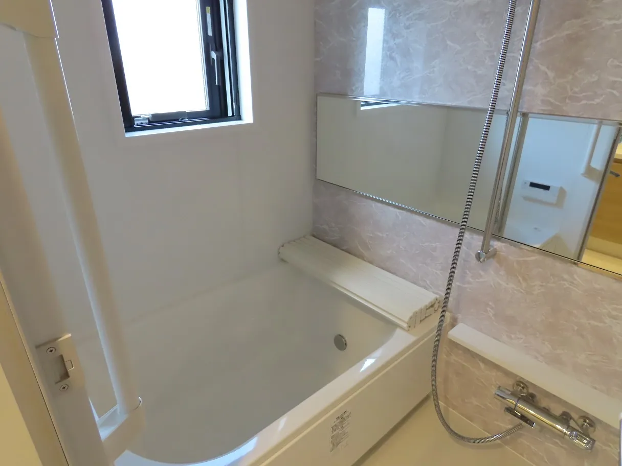 Gran Casa Bunkyo Sengoku - Interior - ["Property", "Bathtub", "Window"]