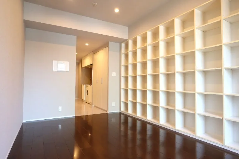 Castalia Azabujuban Shichimensaka - Interior - ["Shelving", "Wood", "Flooring"]