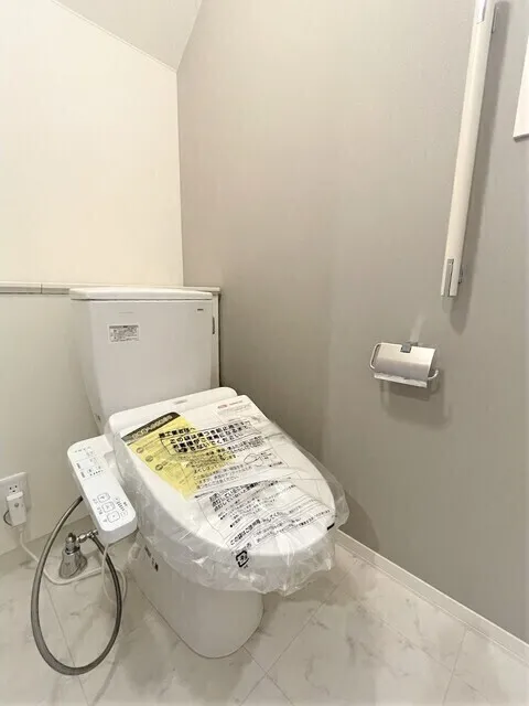 Bell Clair Nakamachi - Interior - ["Plumbing fixture", "Toilet", "Toilet seat"]