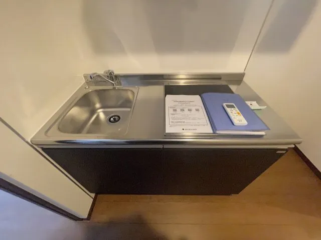 Log Life Higashi Rokugo - Interior - ["Kitchen Sink", "Sink", "Major appliance"]