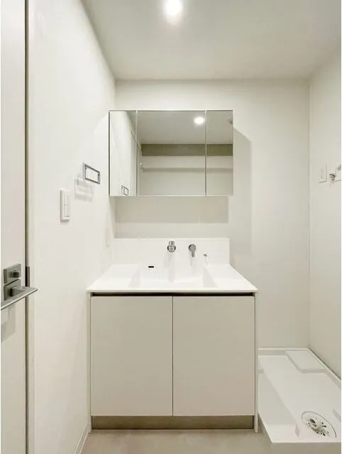 Huit Kagurazaka - Interior - ["Tap", "Sink", "Building"]
