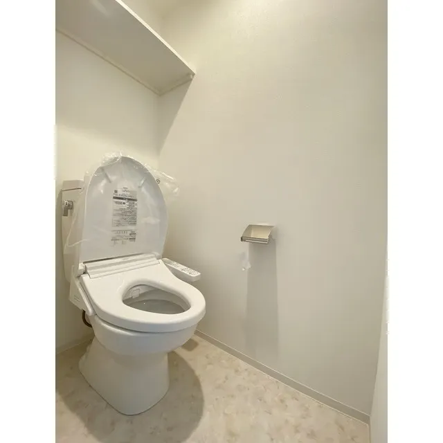 LIBR GRANT Haneda - Interior - ["Toilet seat", "Toilet", "Bathroom"]