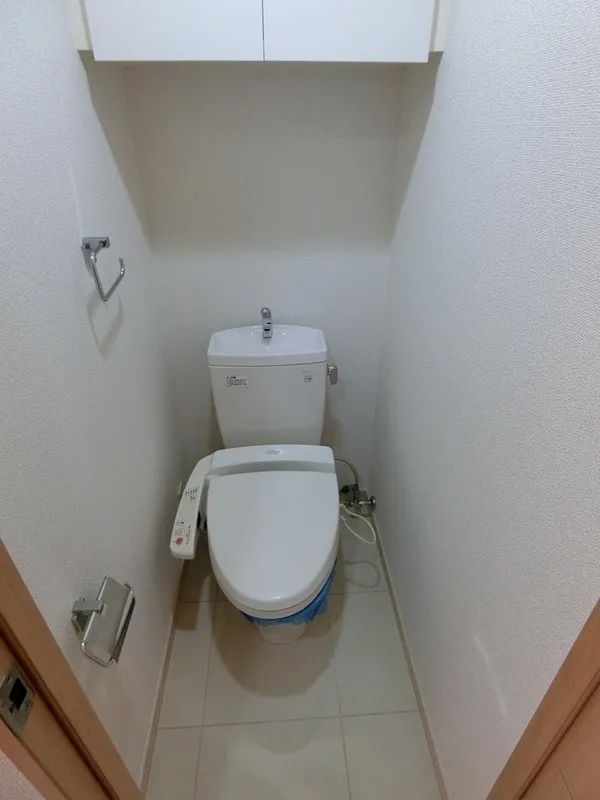 Cross Residence Kamata - Interior - ["Plumbing fixture", "Flooring", "Toilet seat"]