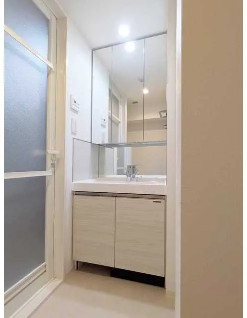 Comforia Liv Hirai MUTIO - Interior - ["Flooring", "Floor", "Bathroom cabinet"]