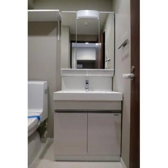 Solani Meguro Fudomae - Interior - ["Plumbing fixture", "Bathroom sink", "Architecture"]