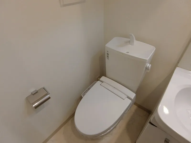 Shell Kamiikedai - Interior - ["Toilet seat", "Toilet", "Plumbing fixture"]