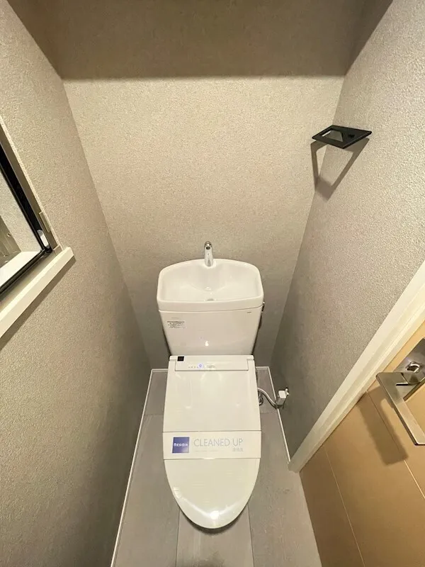 Residia Kanda - Interior - ["Toilet seat", "Toilet", "Flooring"]