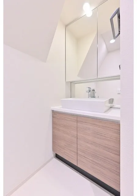 Comfortia Liv Komagome Nishigahara - Interior - ["Bathroom cabinet", "Plumbing fixture", "Flooring"]