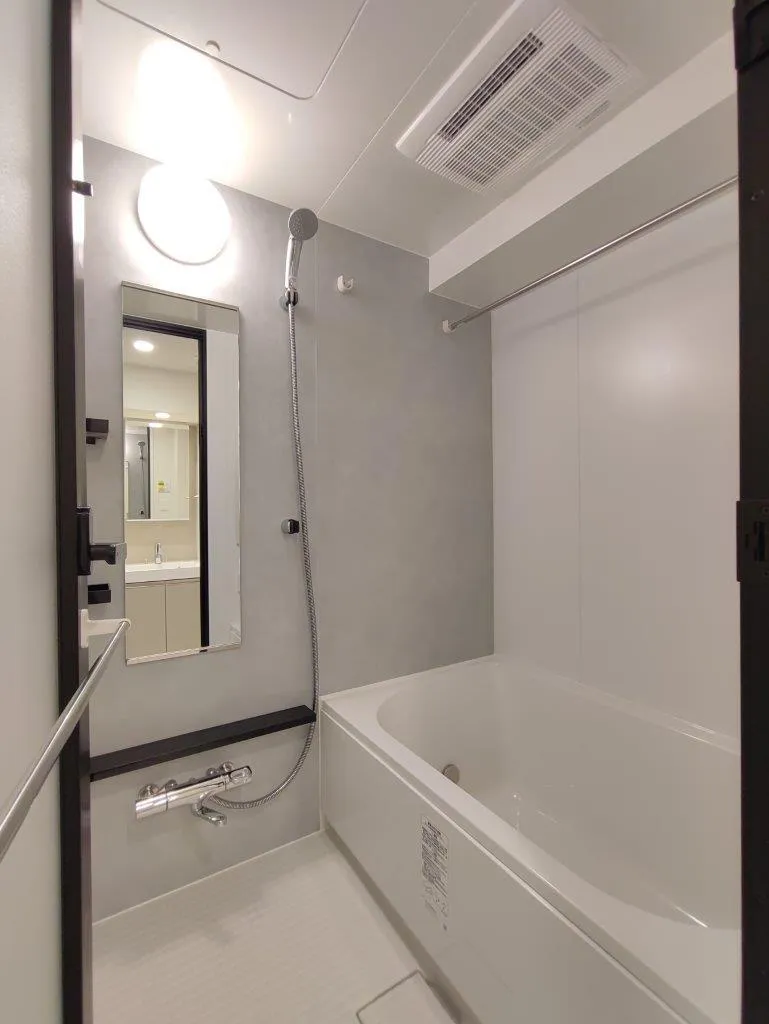 Cross Residence Takadanobaba - Interior - ["Plumbing fixture", "Mirror", "Bathtub"]
