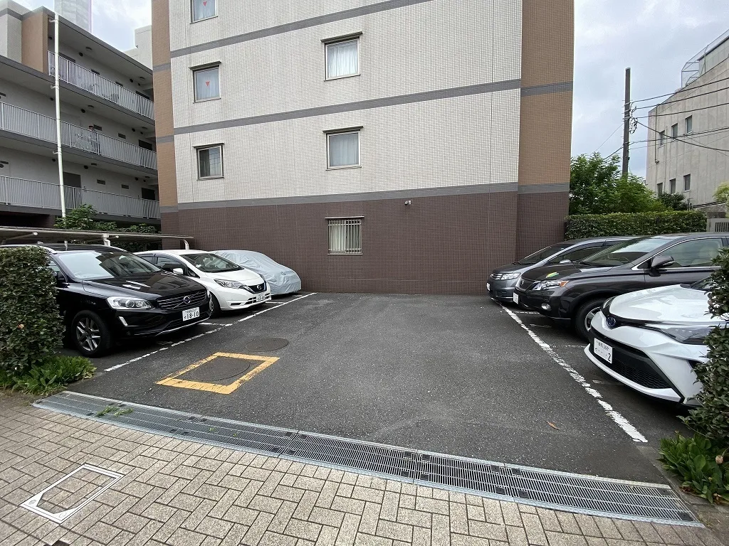 JMF Residence Akabane Shimo - Exterior - ["Parking", "Luxury vehicle", "Car door"]