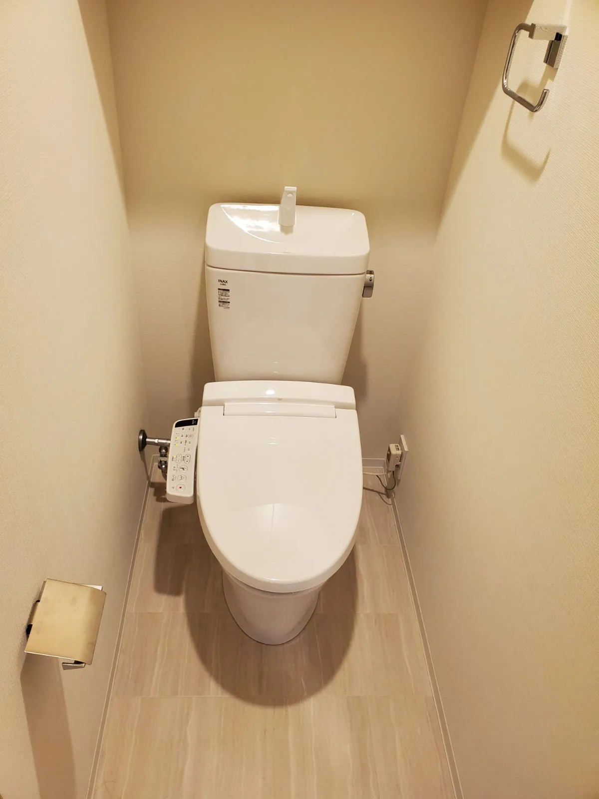 KI-LIGHT KINSHICHO - Interior - ["Brown", "Toilet seat", "Toilet"]