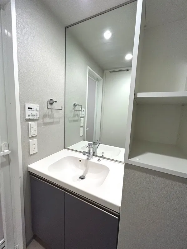 Primal Minamisuna - Interior - ["Flooring", "Floor", "Plumbing fixture"]