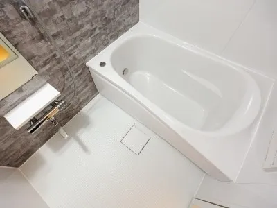 The Tabata House - Interior - ["Flooring", "Bathtub", "Plumbing fixture"]
