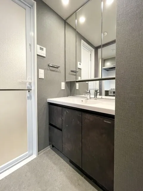 Royal Parks Ariake - Interior - ["Flooring", "Plumbing fixture", "Bathroom cabinet"]
