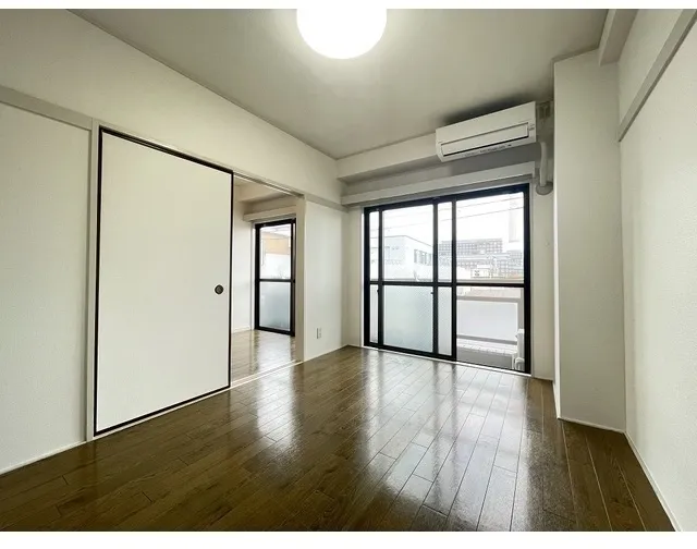 YMT Place I - Interior - ["Ceiling", "Floor", "Apartment"]