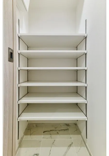 Comforia Liv Monzen-Nakacho East - Interior - ["Wood", "Flooring", "Floor"]