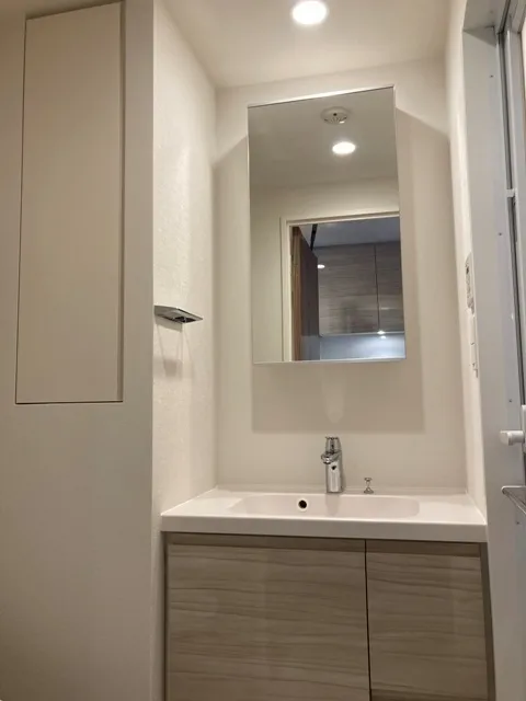 Park Axis Ikebukuro - Interior - ["Mirror", "Tap", "Plumbing fixture"]