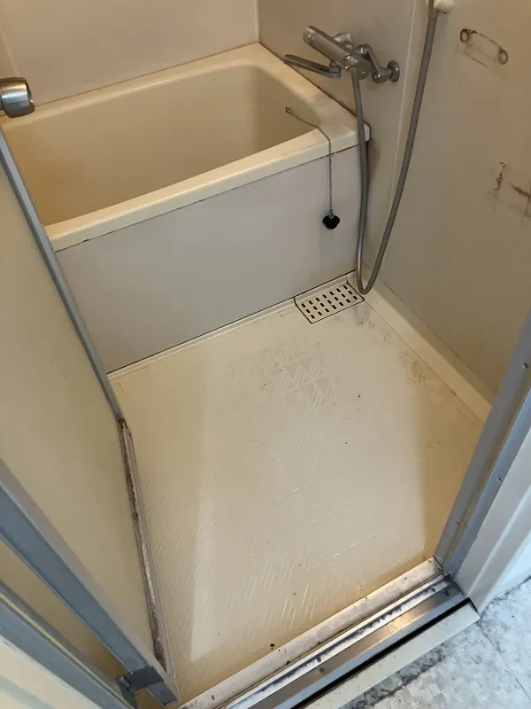Famille Hisakata - Interior - ["Floor", "Flooring", "Plumbing fixture"]