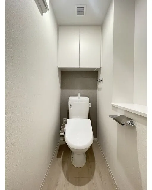 Comforia Nakakasai - Interior - ["Toilet seat", "Toilet", "Bathroom"]